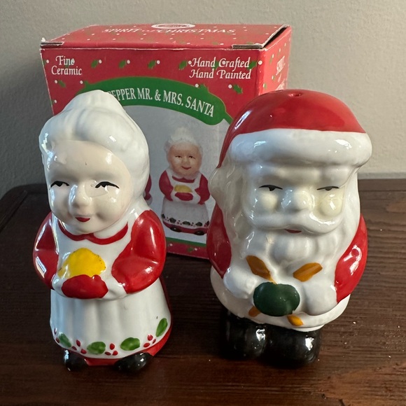 Vintage spirit of Christmas ceramic Santa and Mrs claus salt and pepper shakers - Picture 5 of 8